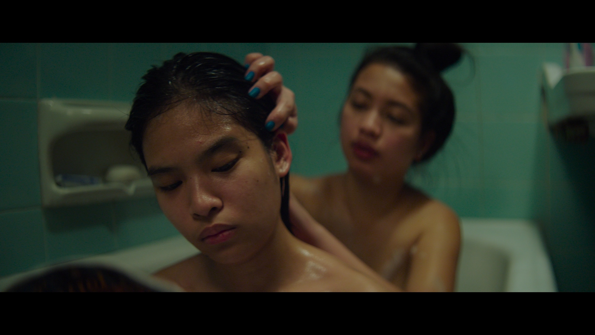 Dos muchachas en una bañera.