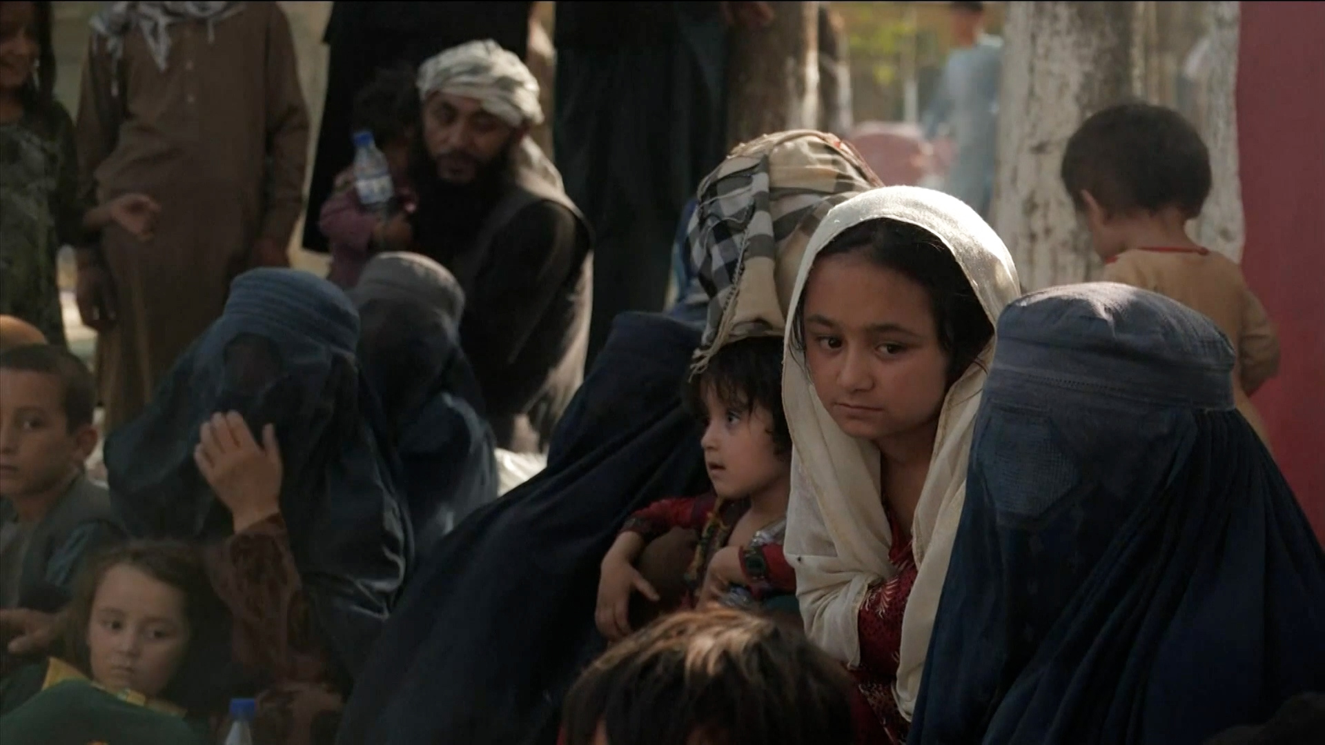 مجموعة من الأفغانيات يلبسن البرقع الأفغاني