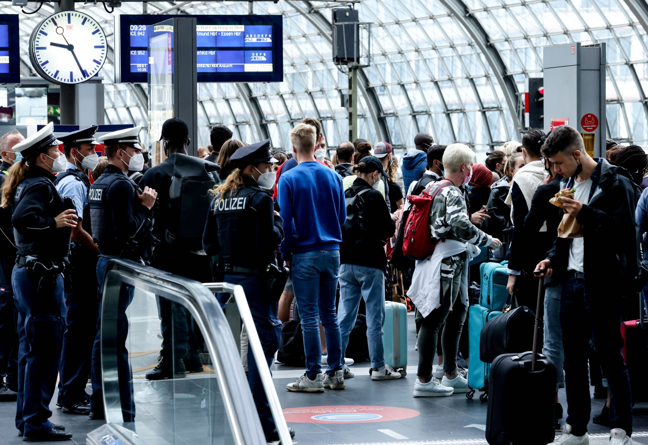 Passeggeri e treni fermi.