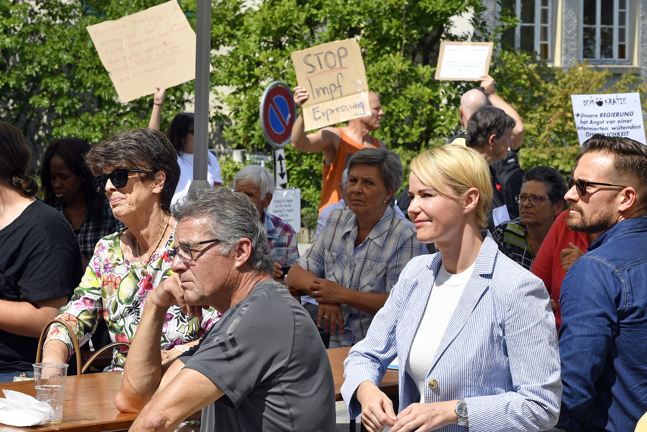 Natalie Rickli vor Protestierenden