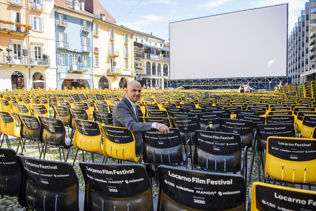 Il consigliere federale Alain Berset seduto in Piazza Grande a Locarno