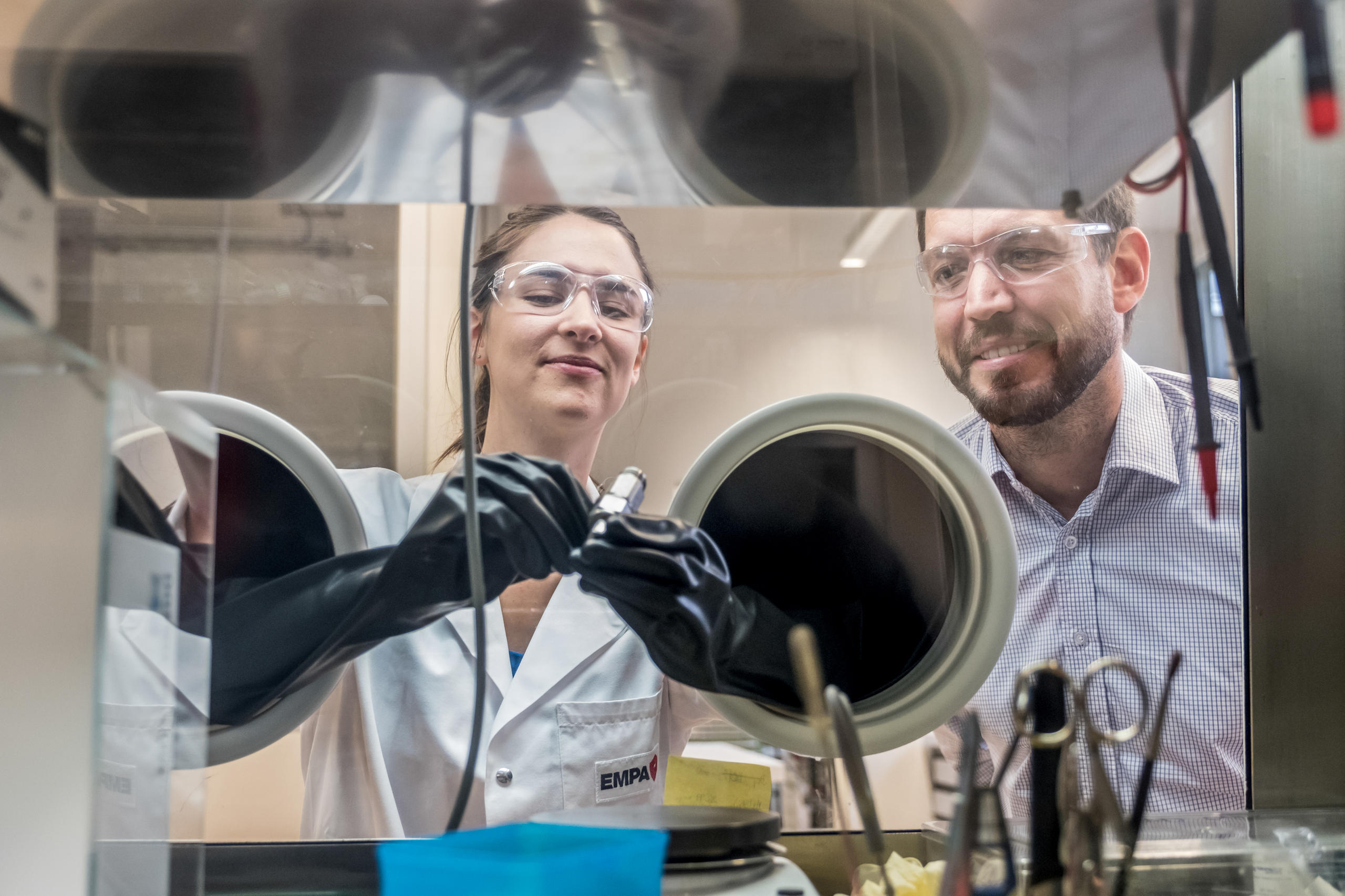 Corsin Battaglia and researcher Marie-Claude Bay from Empa.