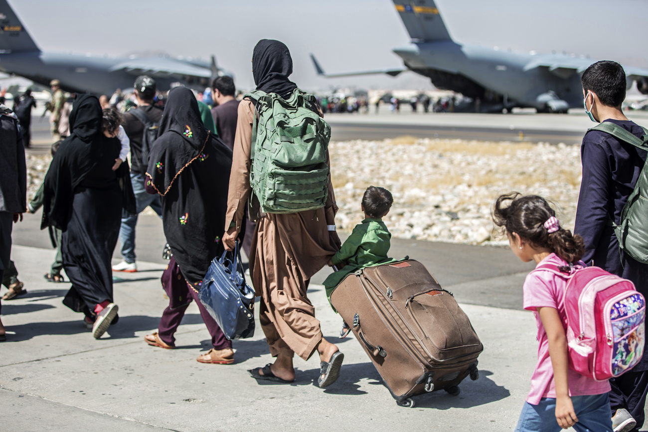 Mujeres y niños en el aeropuerto de Kabul