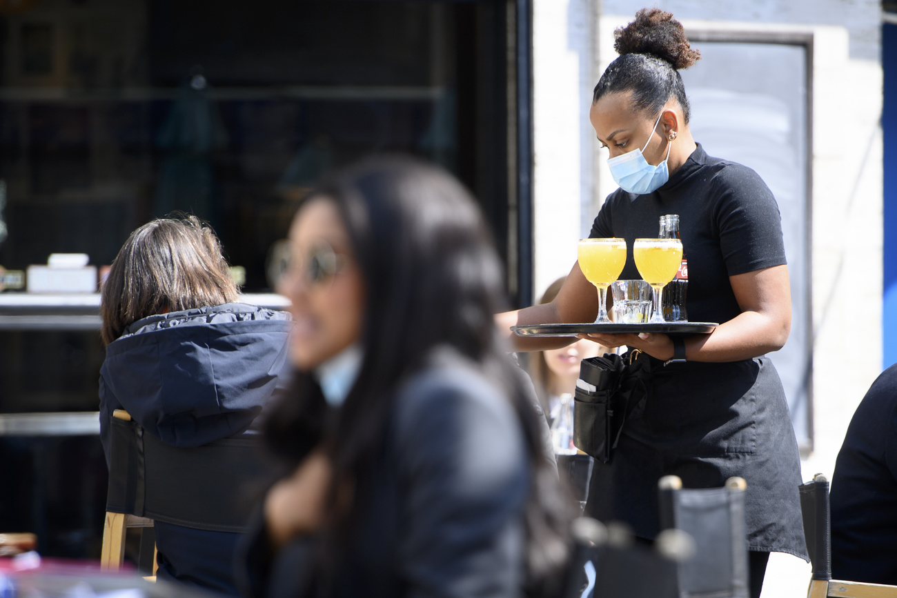 cameriera con vassoio su terrazza di ristorante