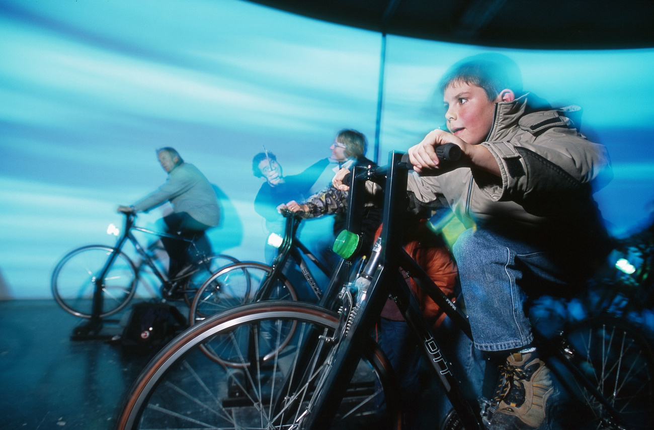 在伊韋爾東萊班市Arteplage藝術區舉辦的2002年國家博覽會上，參觀“Circuit”展覽的遊客嘗試以同樣的節奏騎車，從而能在屏幕上看到影片投影。