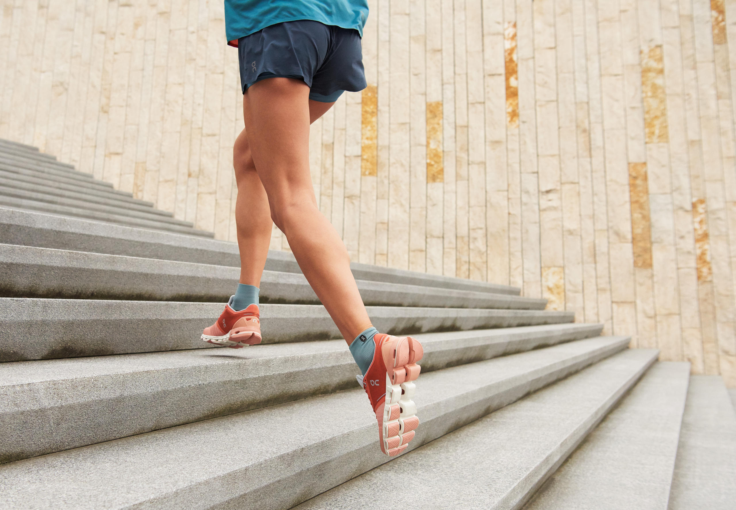 Un hombre con zapatillas deportivas subiendo escalones