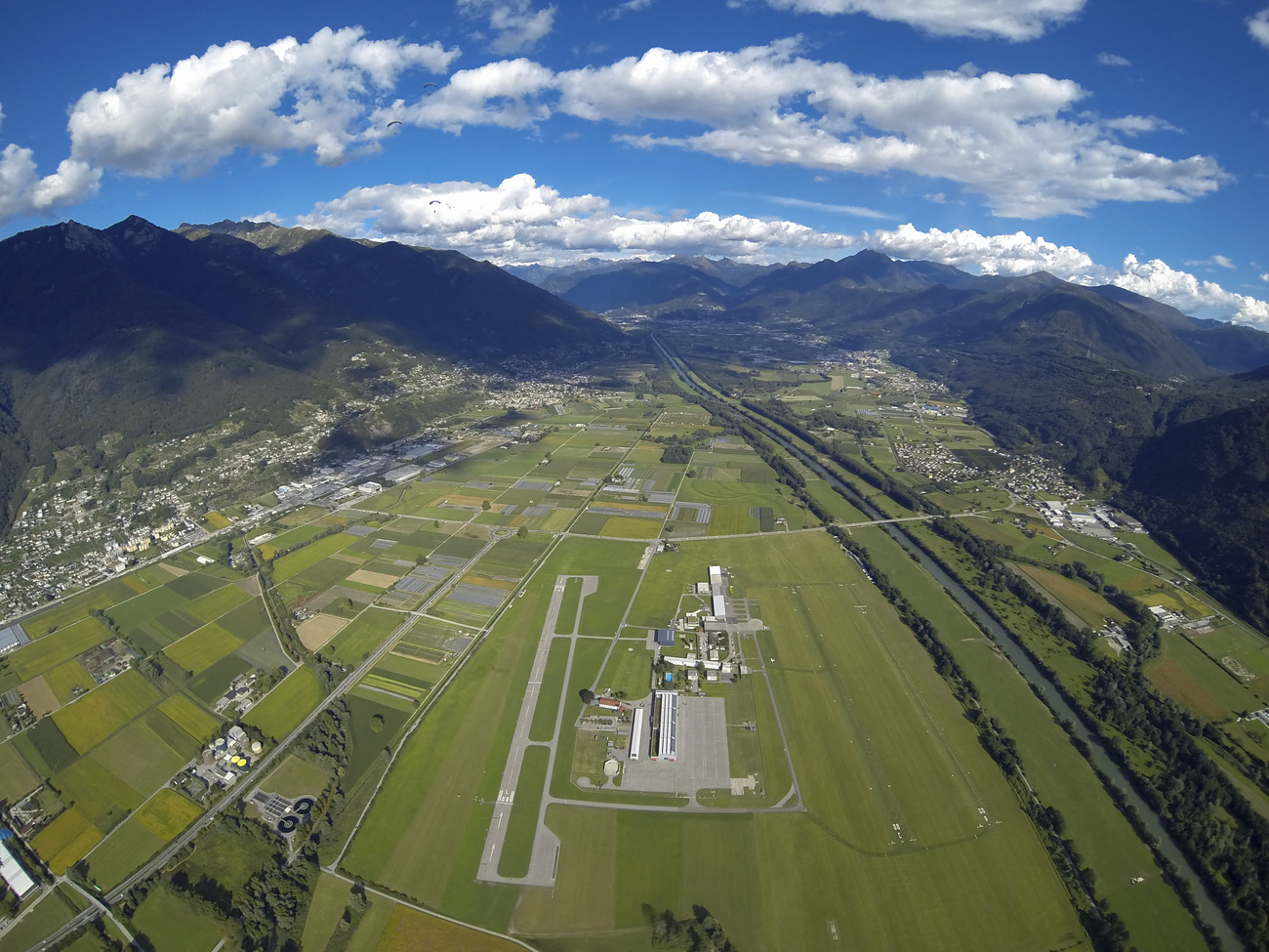 L aeroporto di Locarno visto dall alto.