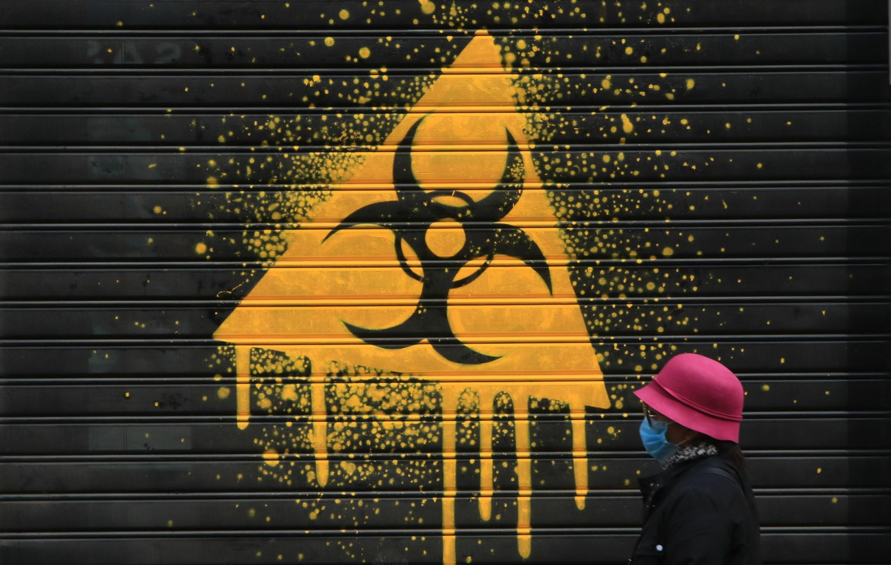 Il simbolo del pericolo biologico spraiato su un muro.