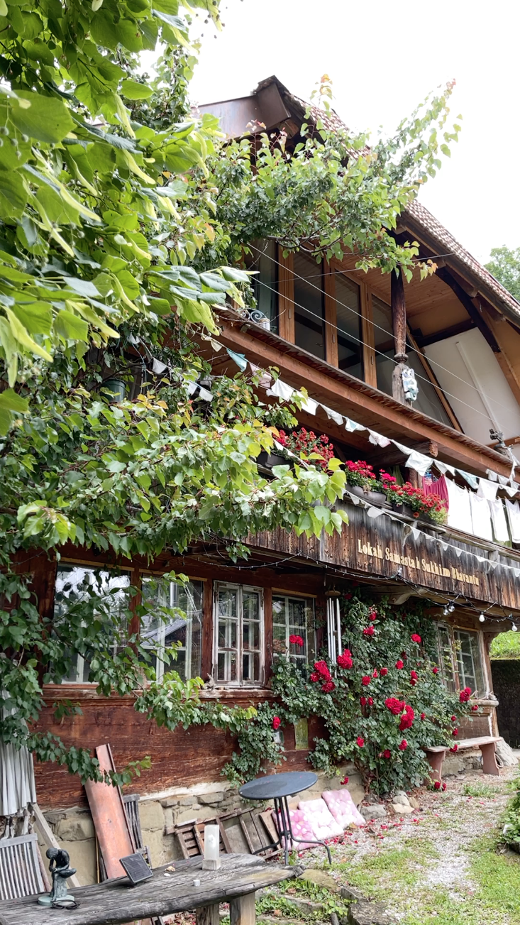 بيت ريفي قديم تحيط به الزهور والنباتات