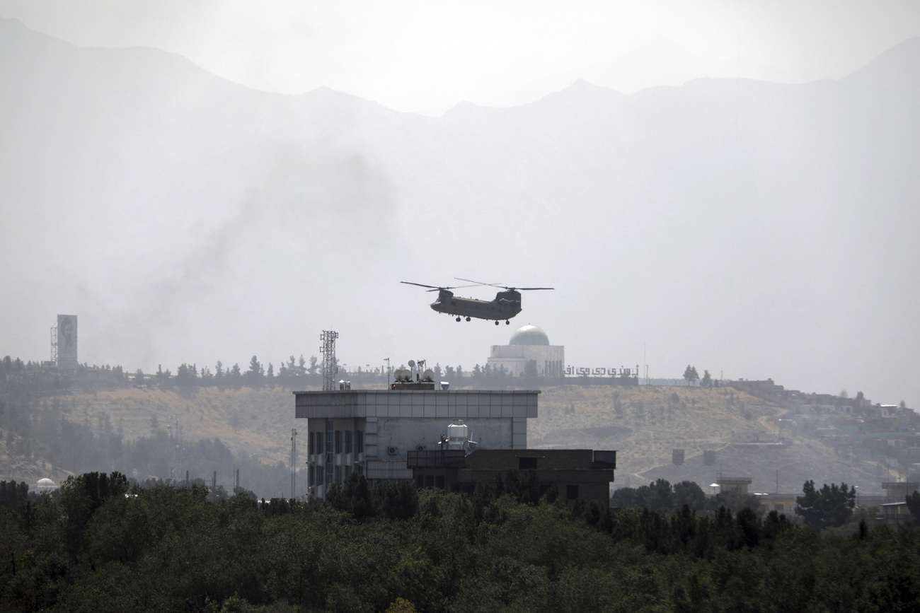 طائرة مروحية تحلق فوق العاصمة الأفغانية كابول