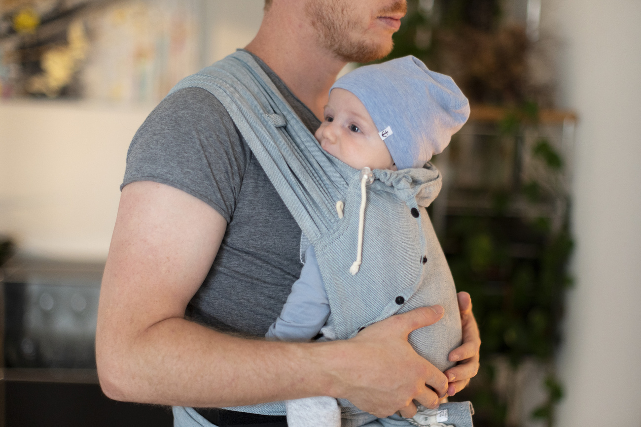 Un bebè in braccio al papà.