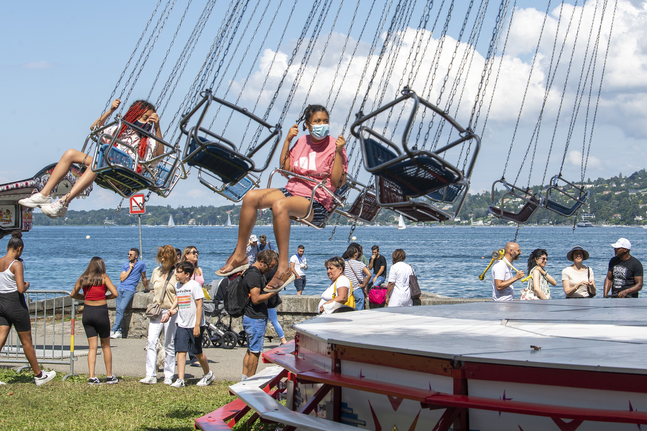 Niñas en volantines de parque de diversiones.