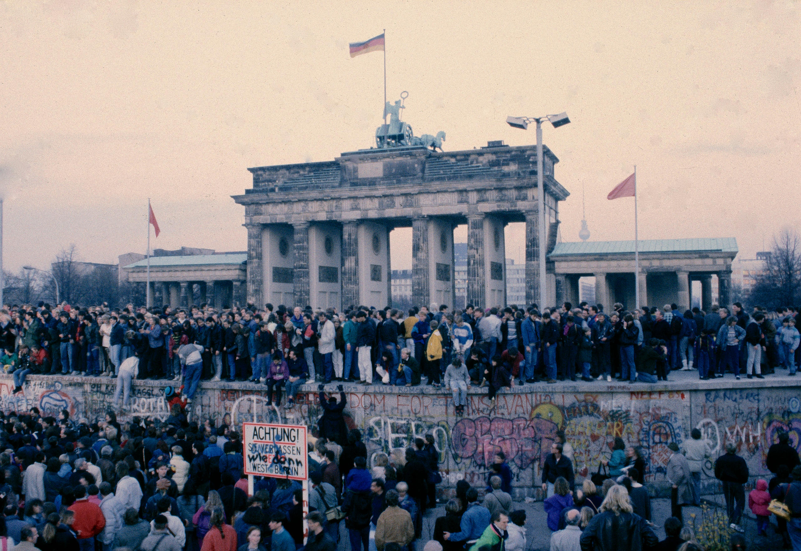 柏林墙上的人群
