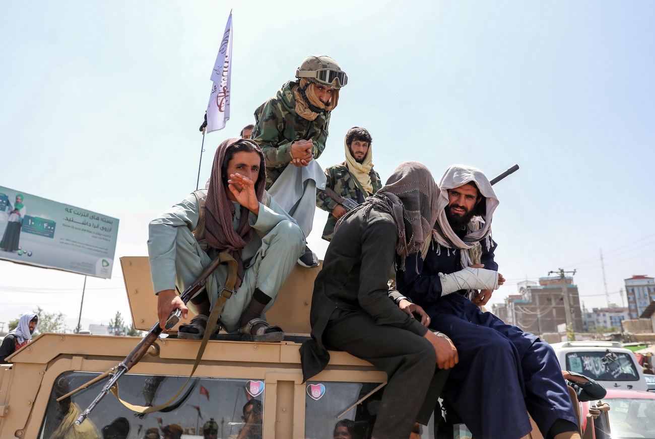 Des combattants talibans armés, à l arrière d un véhicule, à Kaboul