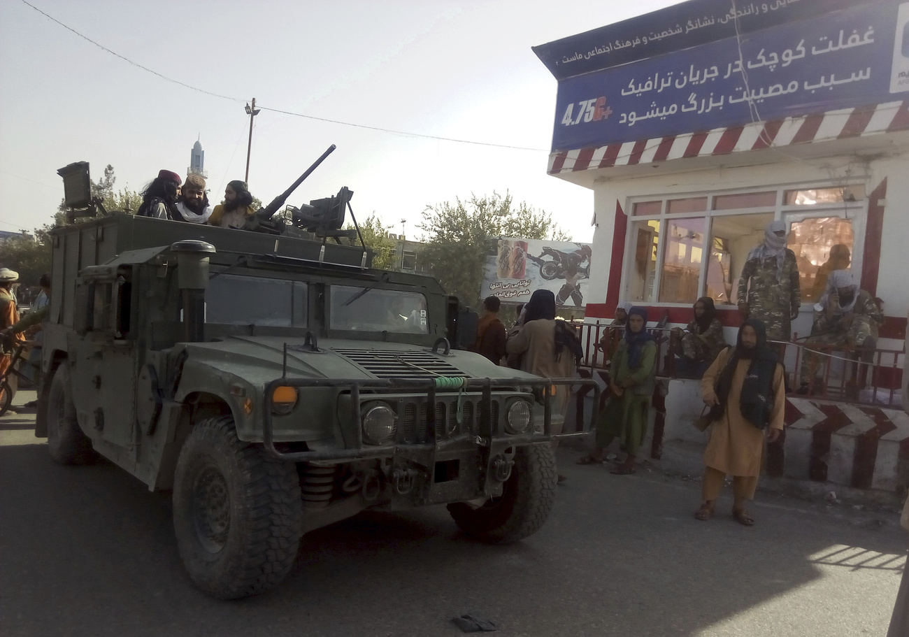 Combattenti talebani su un fuoristrada a Kunduz.