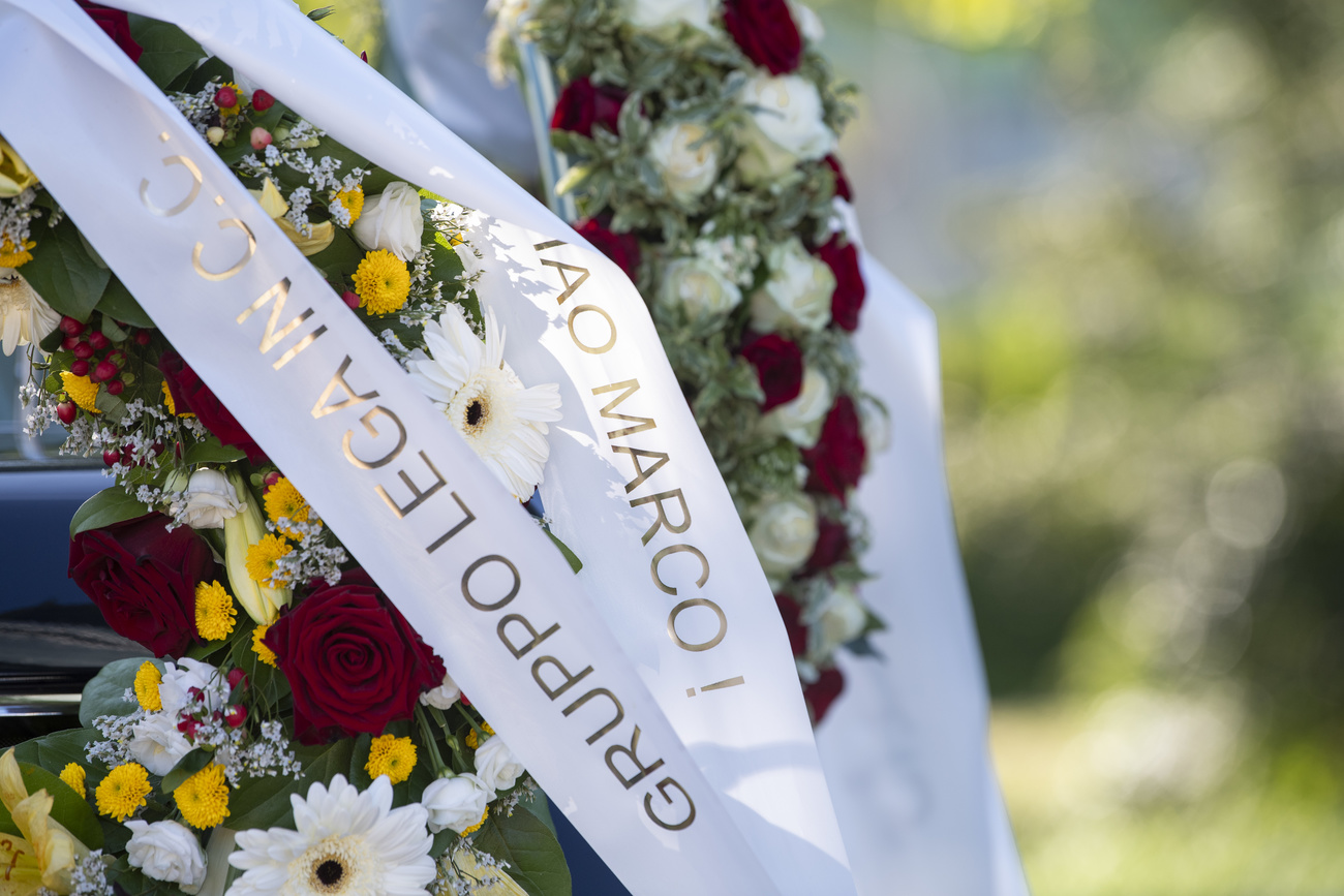 Una corona di fiori per Marco Borradori.