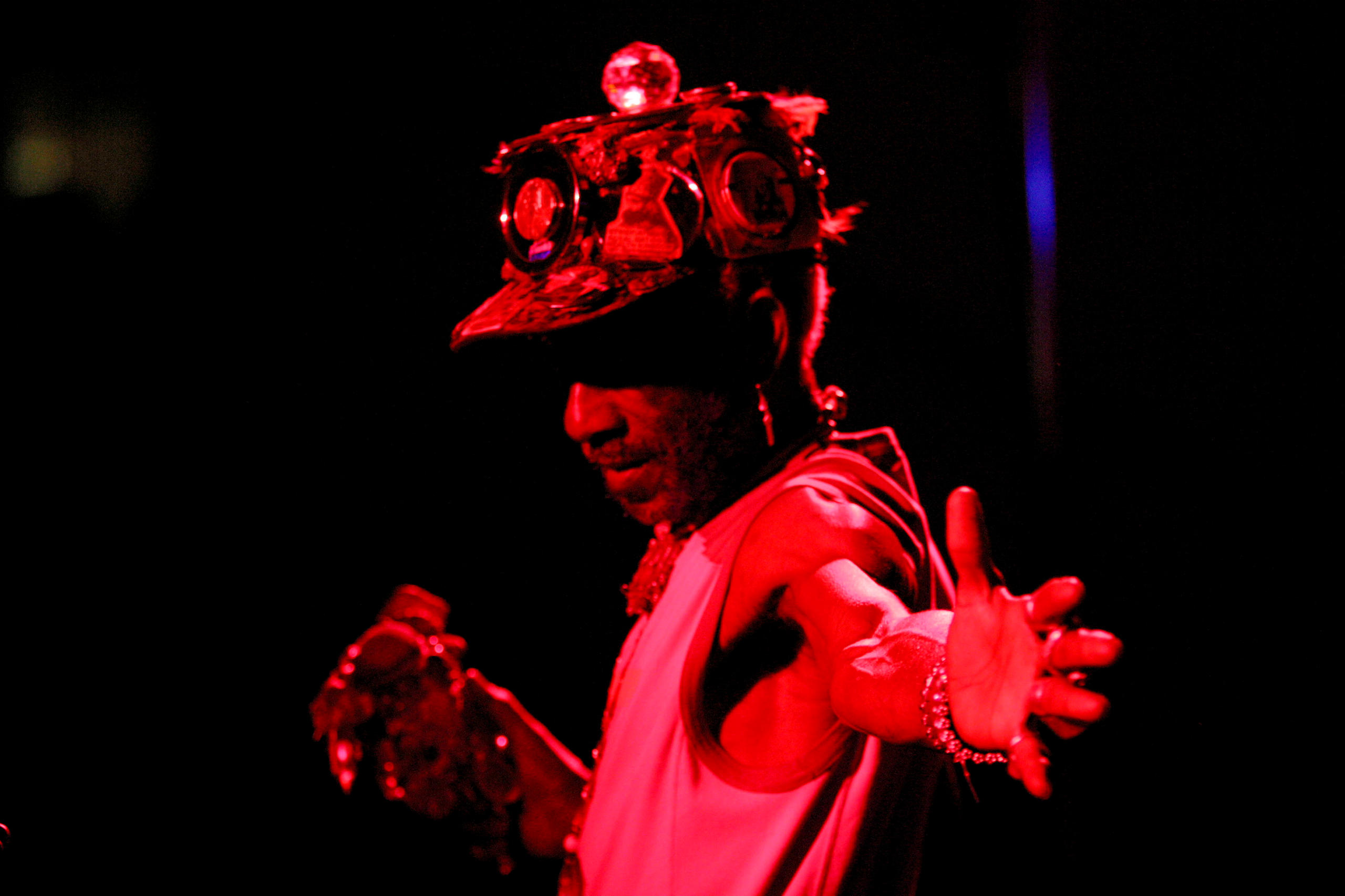 lee scratch perry with hand