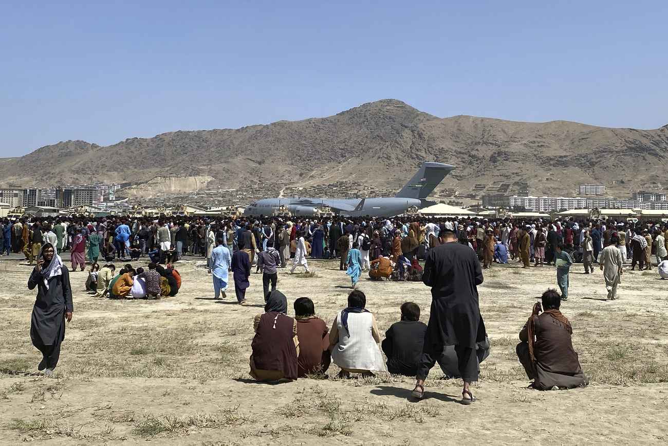 Crowds at Kabul airport