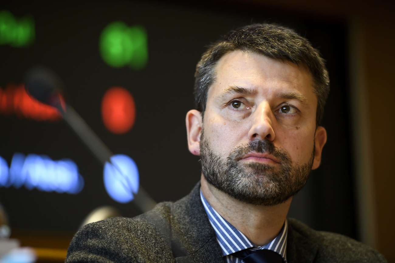 primo piano di uomo di mezza età con barba e capelli scuri