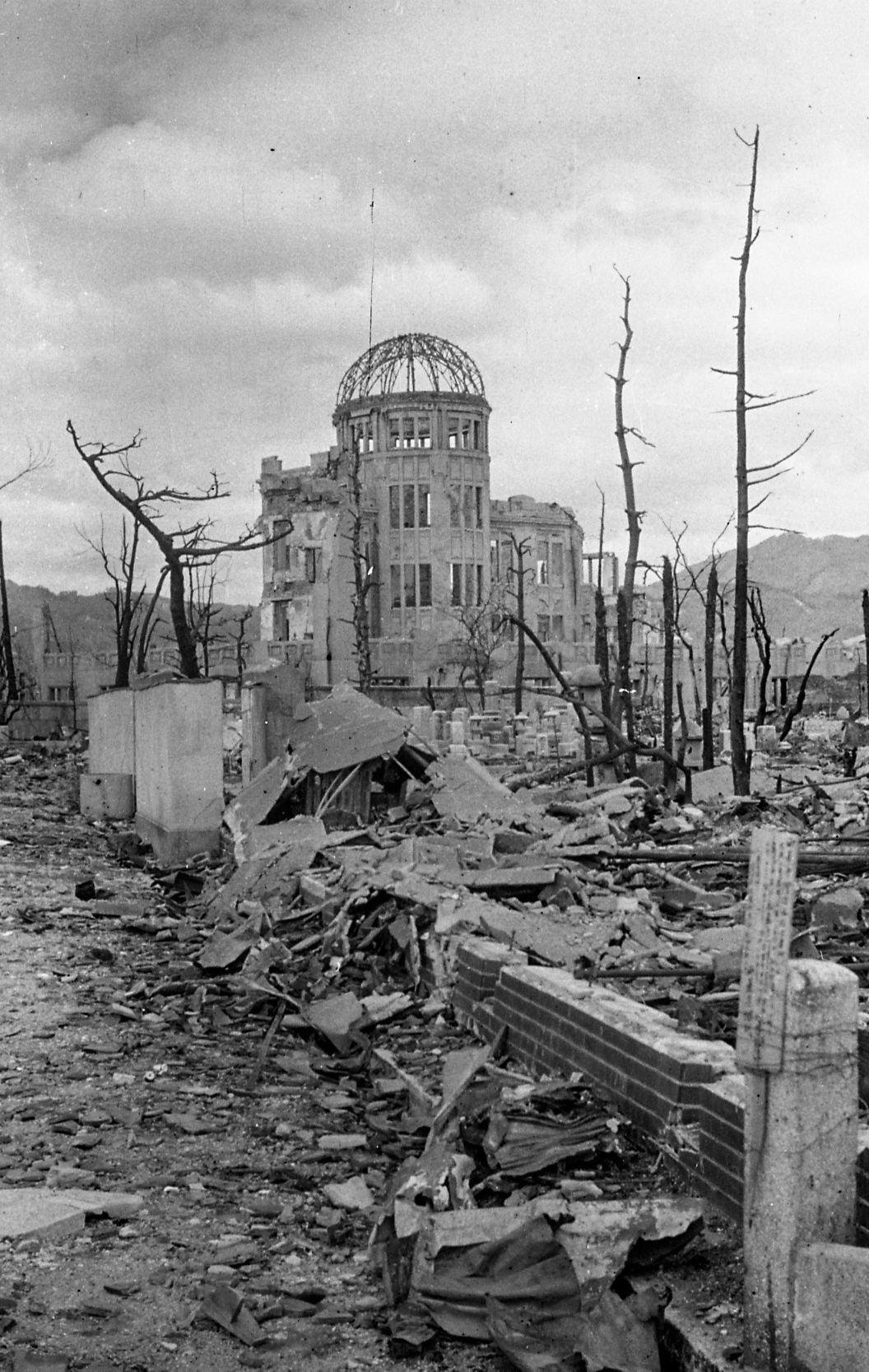 صورة بالأبيض والأسود لمدينة يابانية دمرتها قنبلة نووية