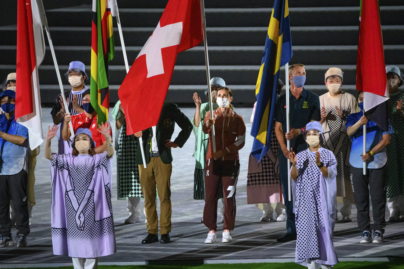閉会式でスイス国旗を掲げる選手