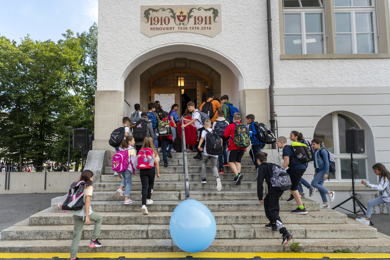 Ecoliers et écolières rentrant à l école