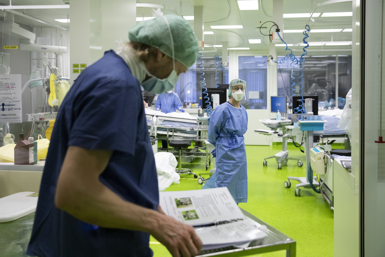 Personal médico en unidad de cuidados intensivos