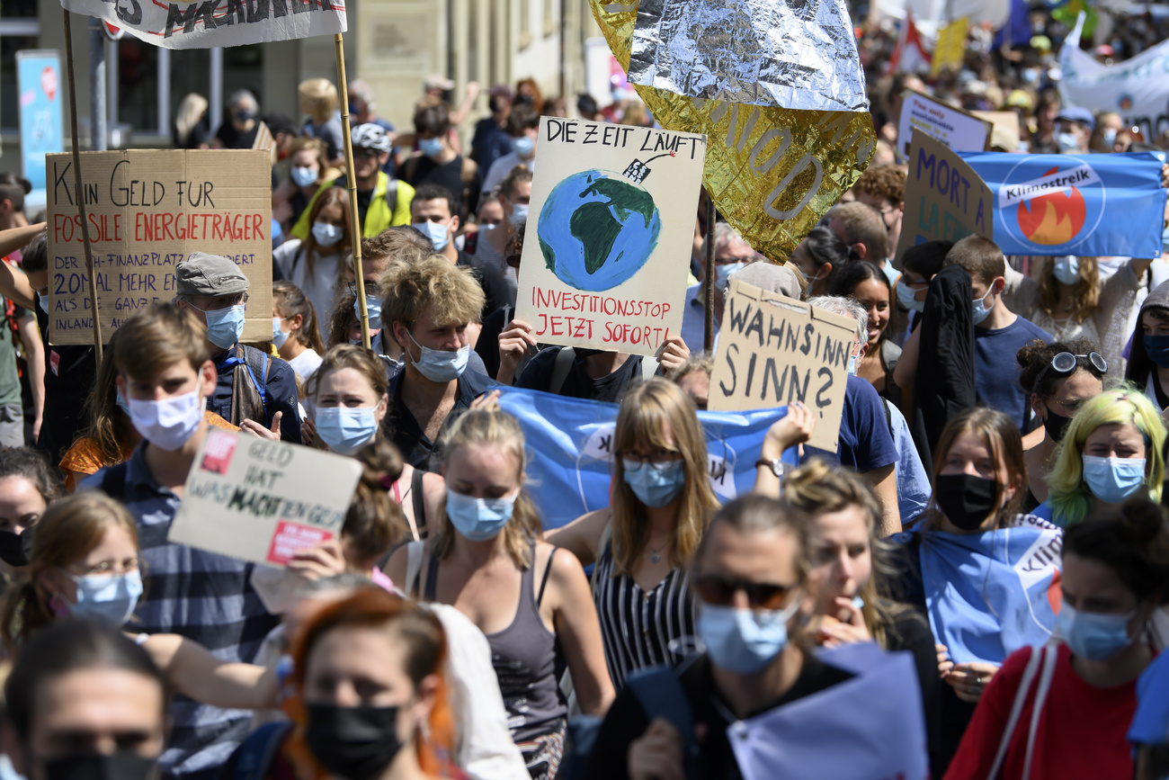 Manifestanti per le strade di Berna.