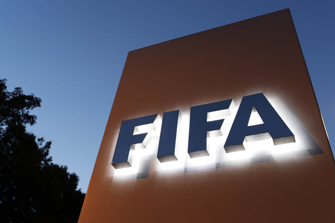 Il logo della Fifa all entrata della sede centrale di Zurigo.