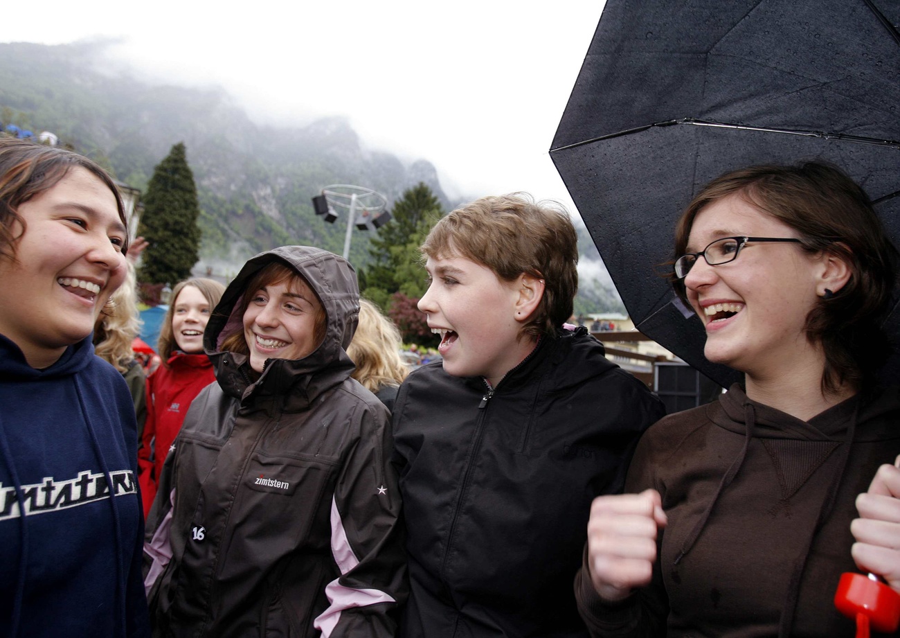 junge Mädchen lachen und freuen sich