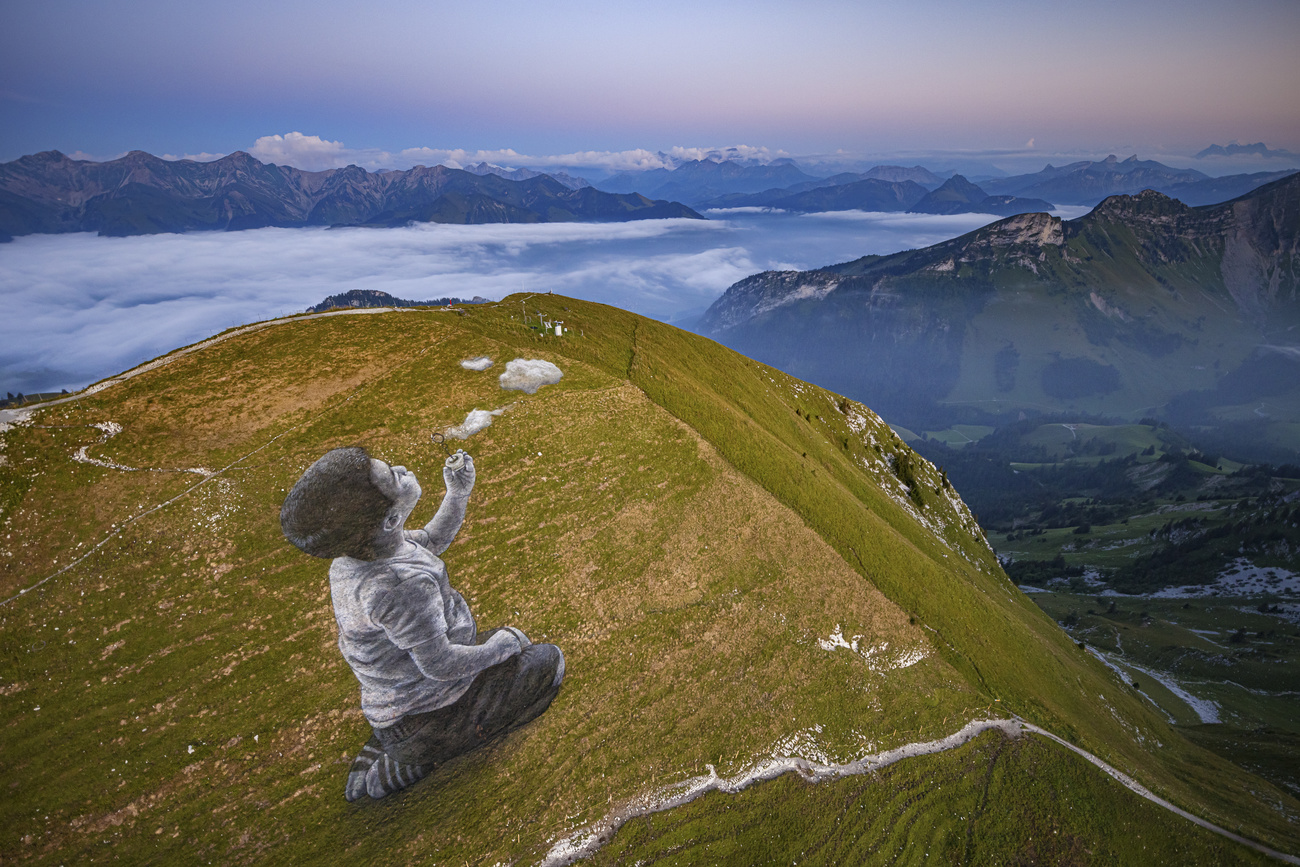 L opera di Saype svetta sulle cime friburghesi