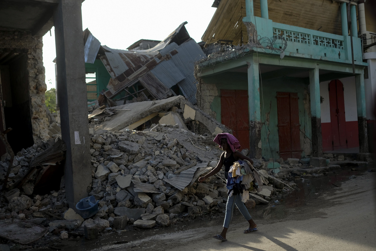 Un hombre pasa frente a un inmueble en ruinas.