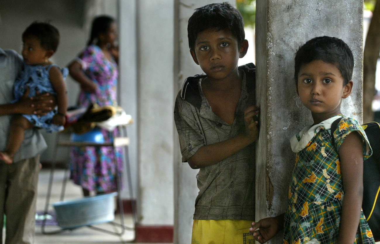 طفلان سريلانكيان ينظران بتوجس إلى عدسة المصور