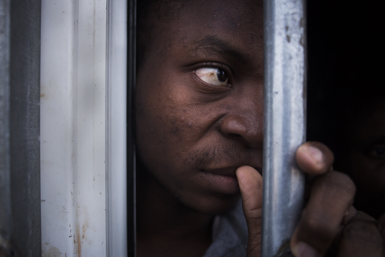 Migrant aus afrikanischem Land südlich der Sahara hinter Gitter