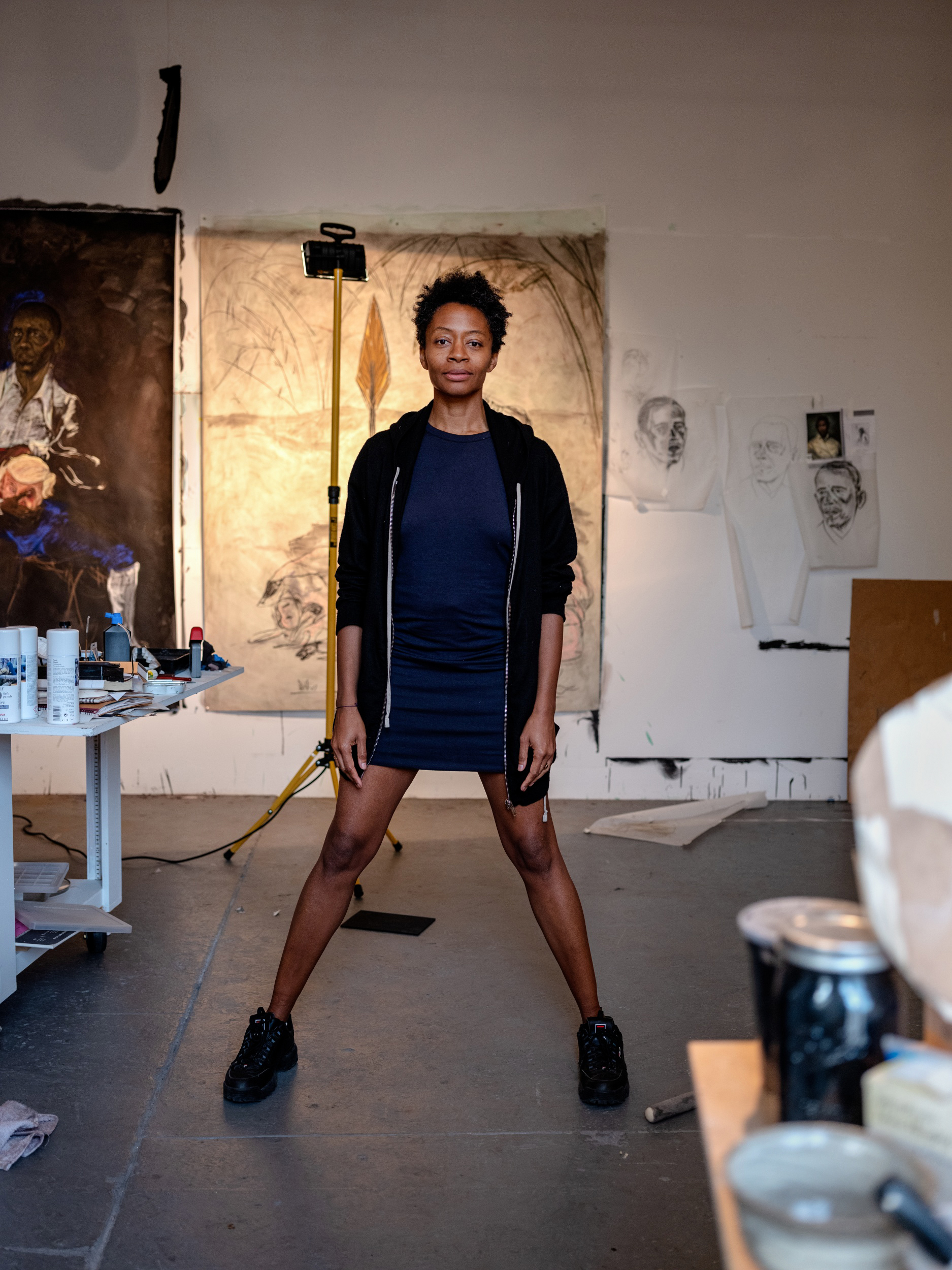 Femme noire dans son atelier d artiste.