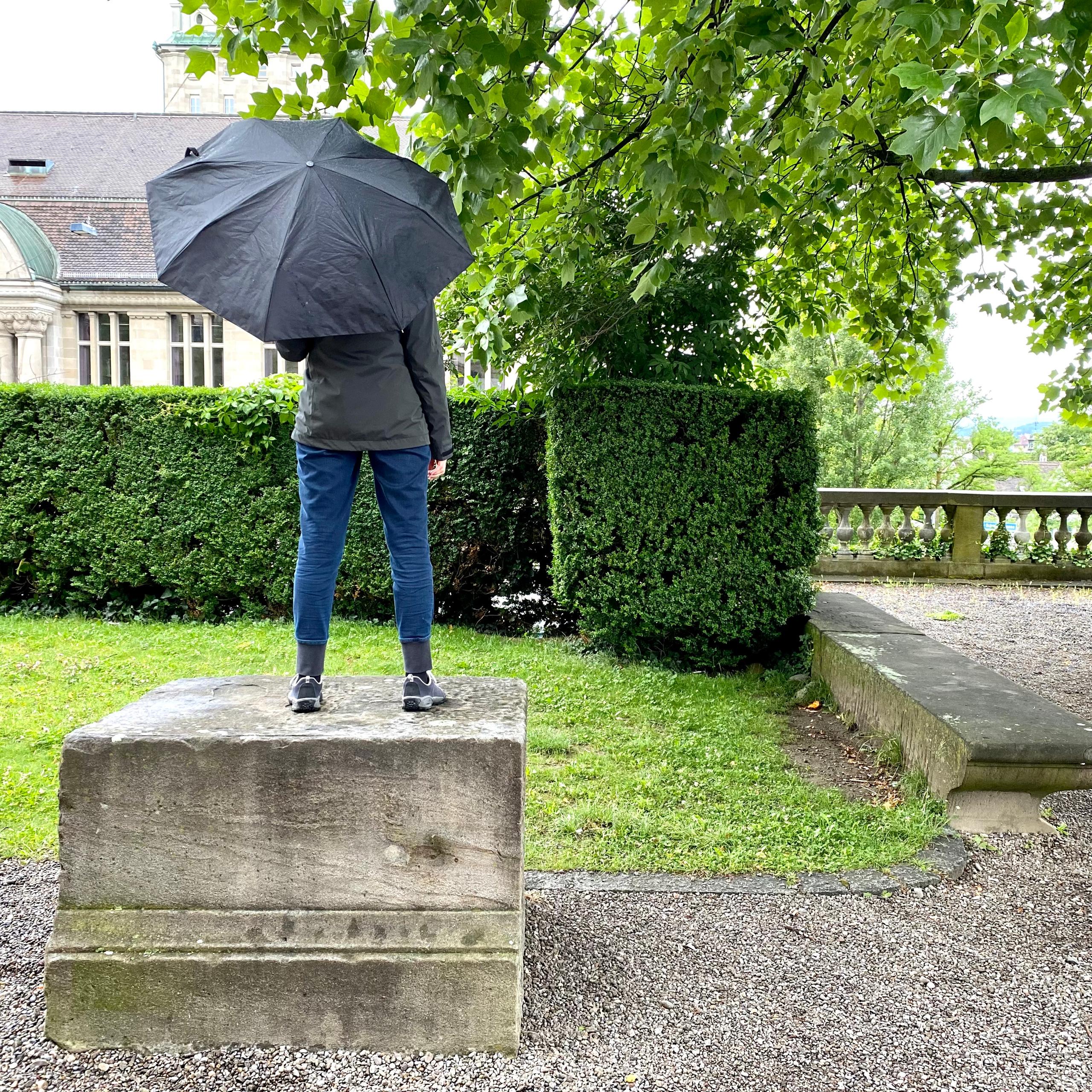 Hulda auf einem leeren Sockel