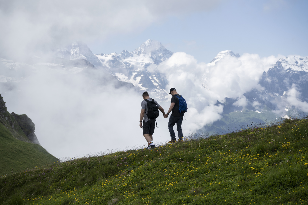 Couple gay en montagne