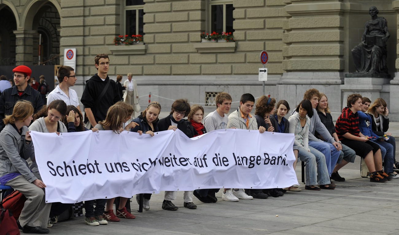 junge Menschen vor dem Bundeshaus mit einem politischen Transparent