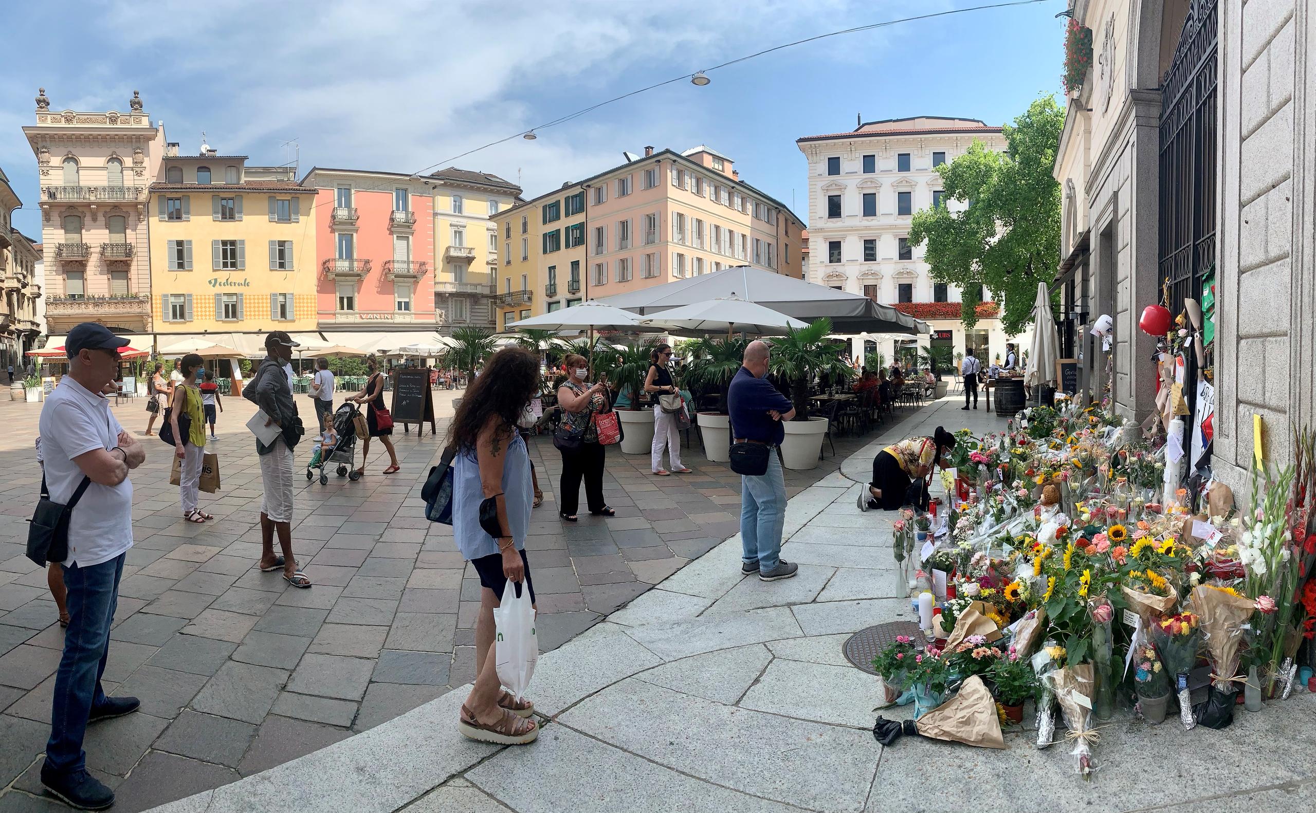 fiori davanti a un edificio