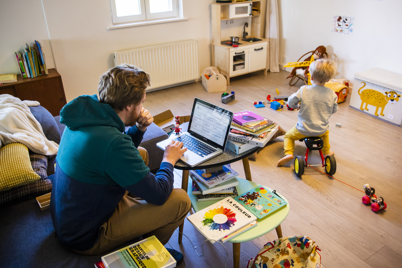 uomo davanti a un computer con bambino