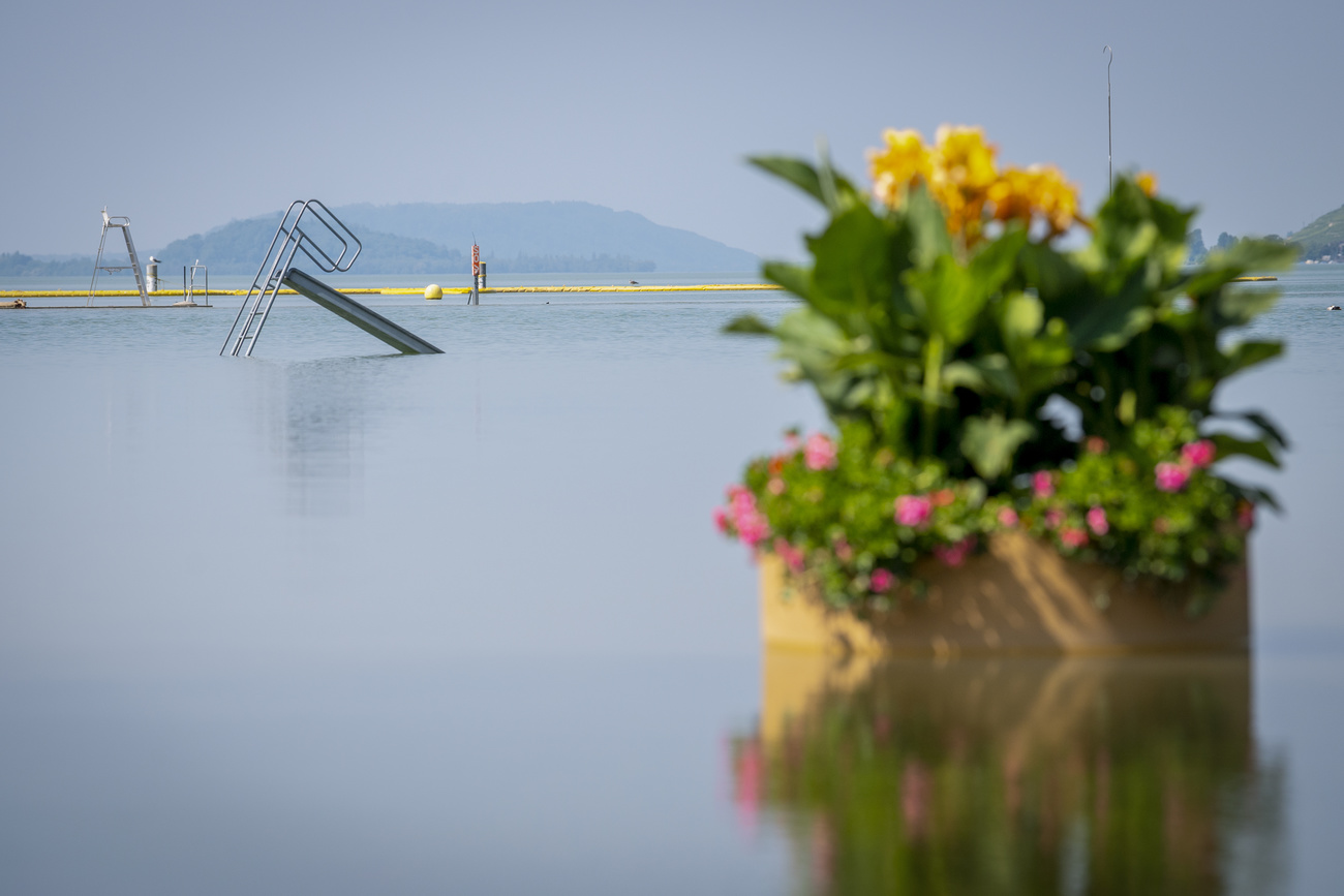 lago de bienne con altos niveles de agua