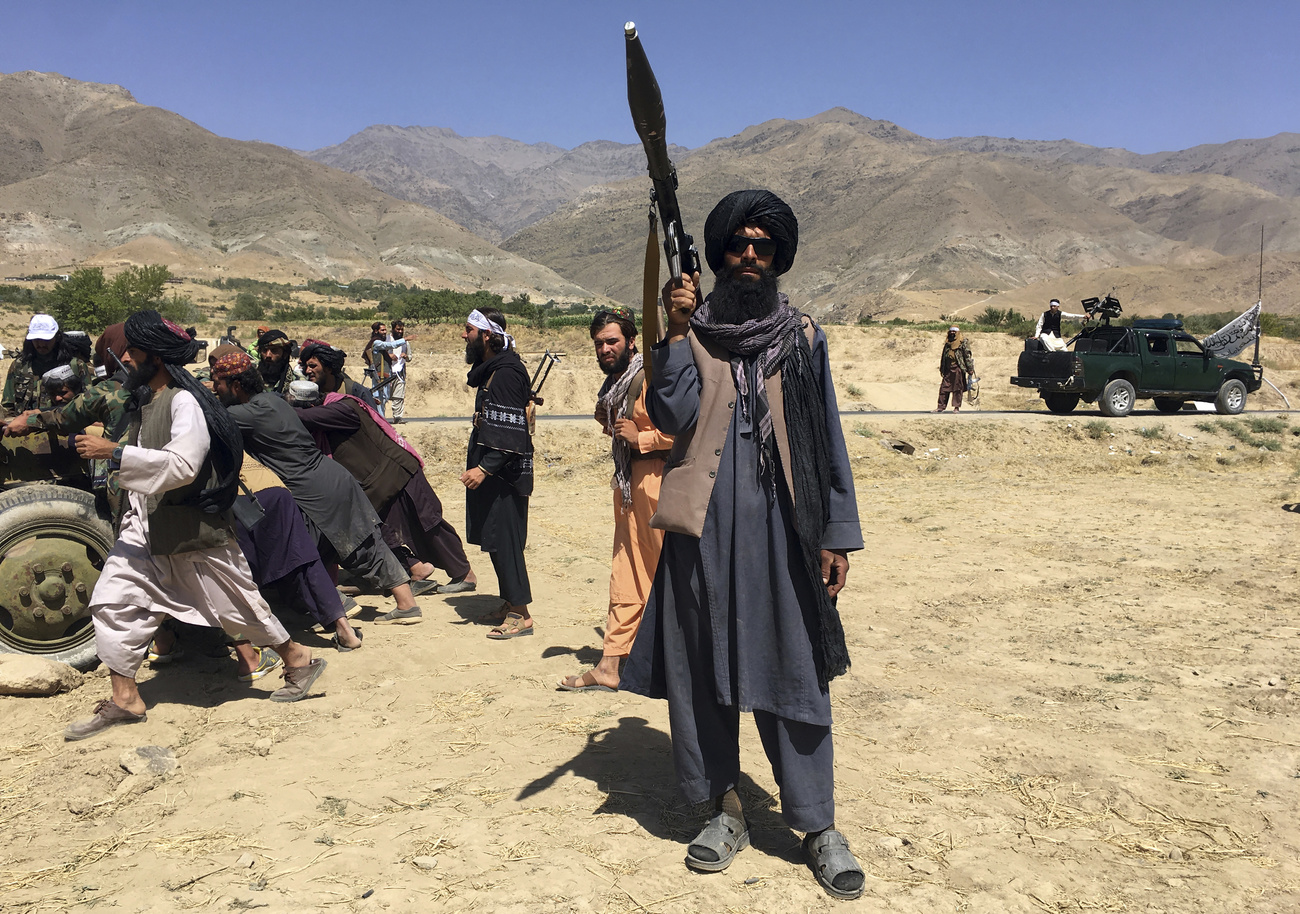 soldato talebano con lanciarazzi in mano