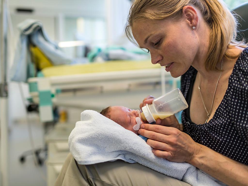 母乳中含有能强化婴儿免疫系统，保护免遭感染的重要抗体。