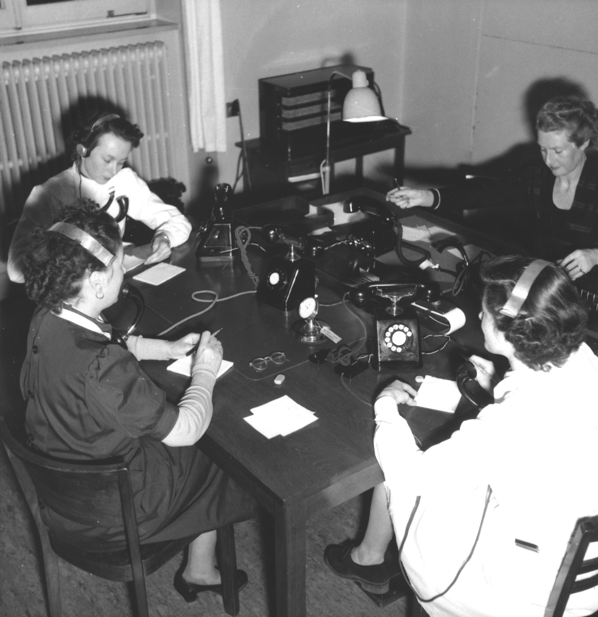 Vier freiwillige Telefonistinnen