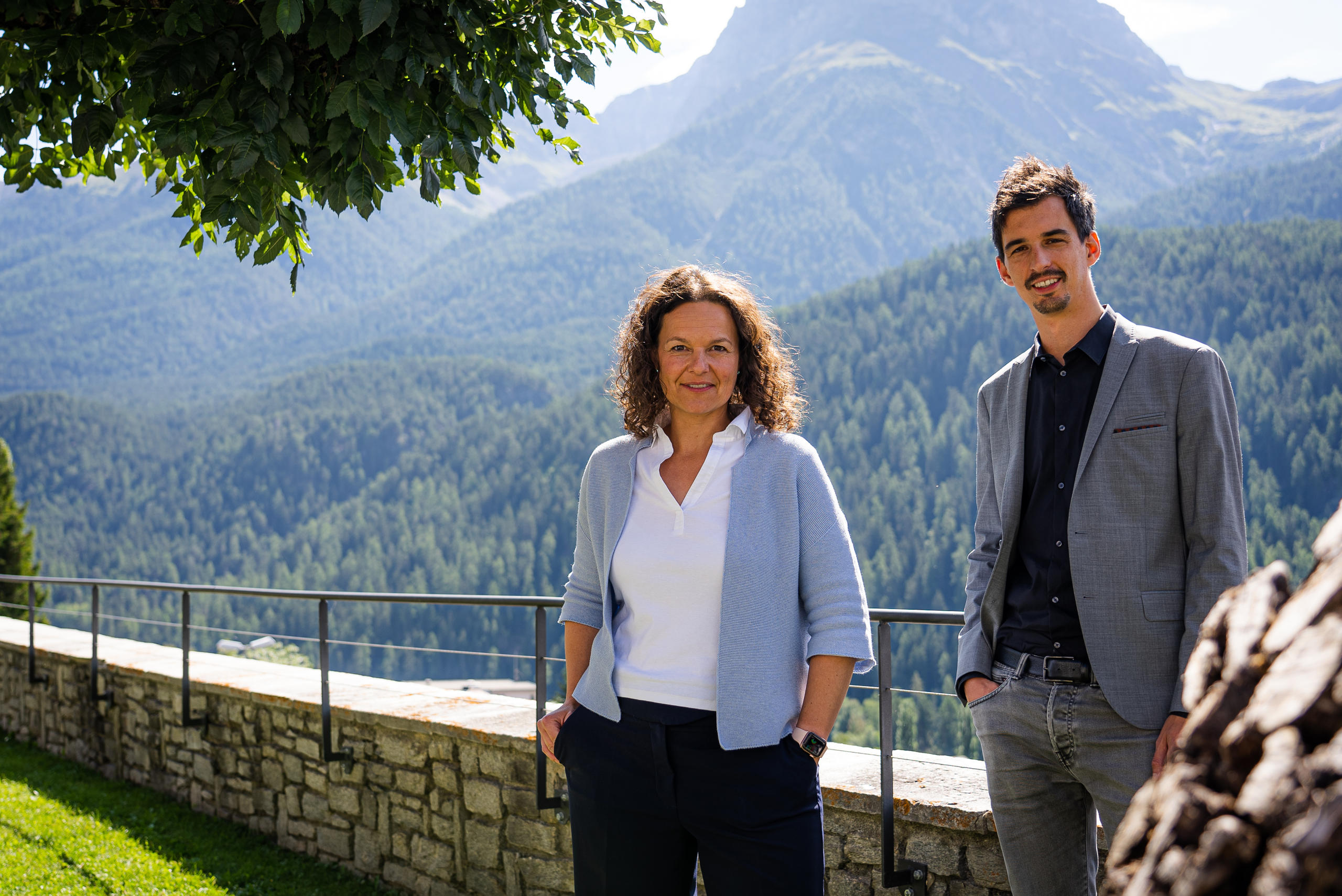 旅遊區恩加丁的住房抵押貸款熱潮及後果:如果一味購買和建造住房用以出租給遊客,那麼當地居民是否還有機會獲得可負擔的自住房?這是瑞士央行必須解決的問題。銀行家Cilgia Rest(左)在接受本文作者Fabio Canatg(右)採訪時提到。