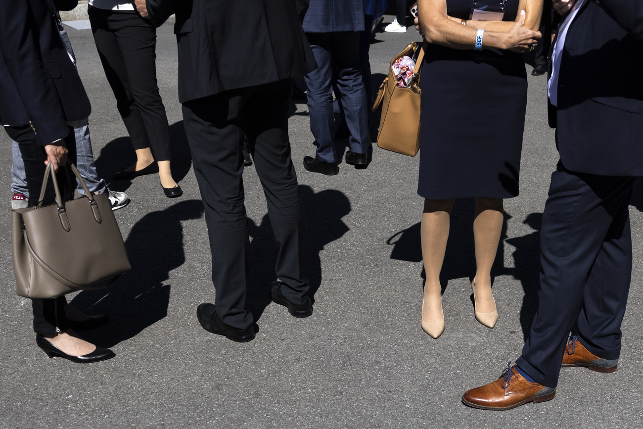 gambe di persone in abiti eleganti