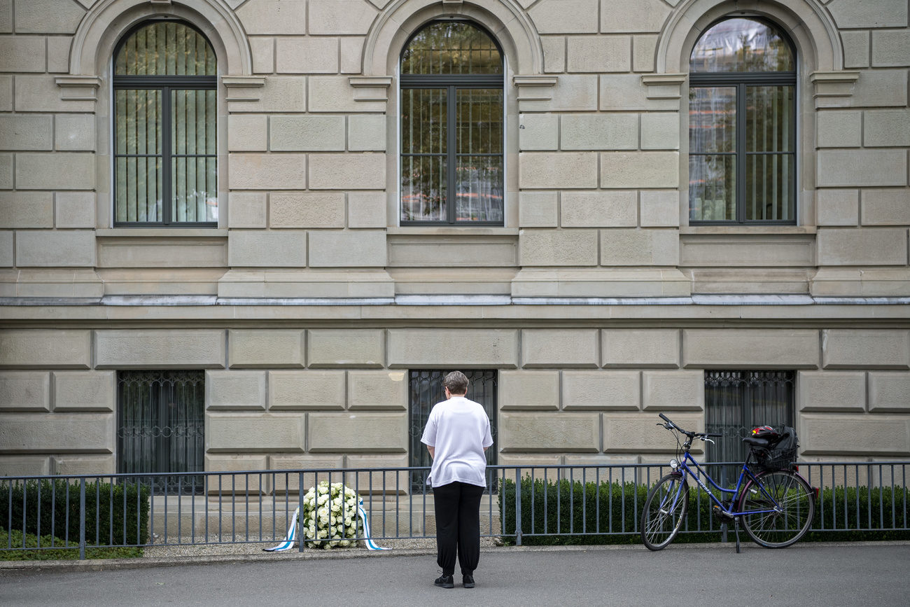 Blumen vor dem Zuger Parlament