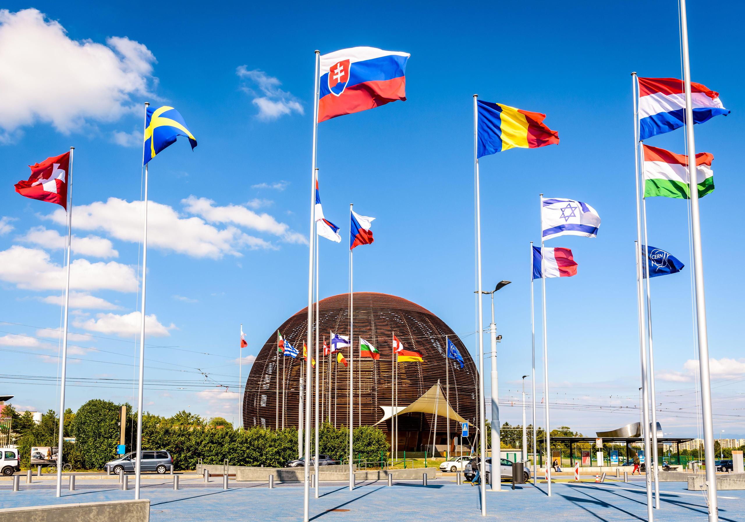 科学とイノベーションの世界、欧州原子核研究機構（CERN）。加盟国の旗が掲げられている