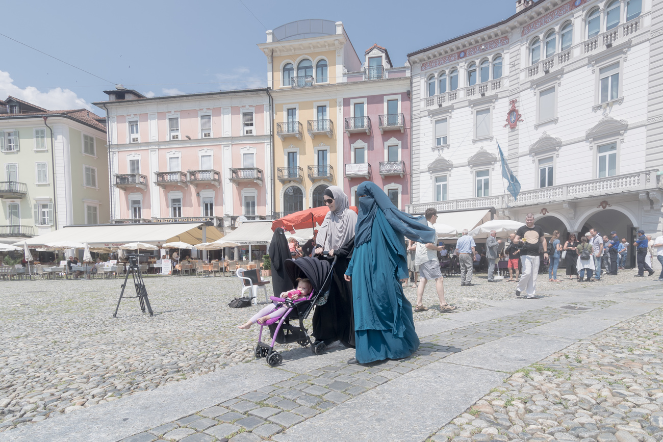 امرأة ترتدي البرقع في ساحة بياتزا غراندي في لوكارنو