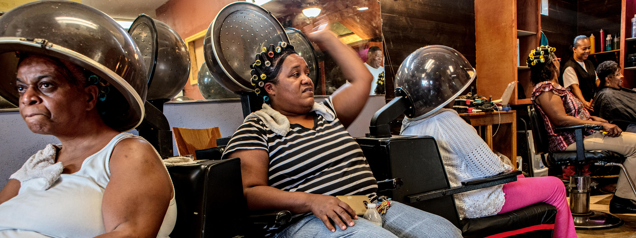 Femmes noires dans un salon de coiffure